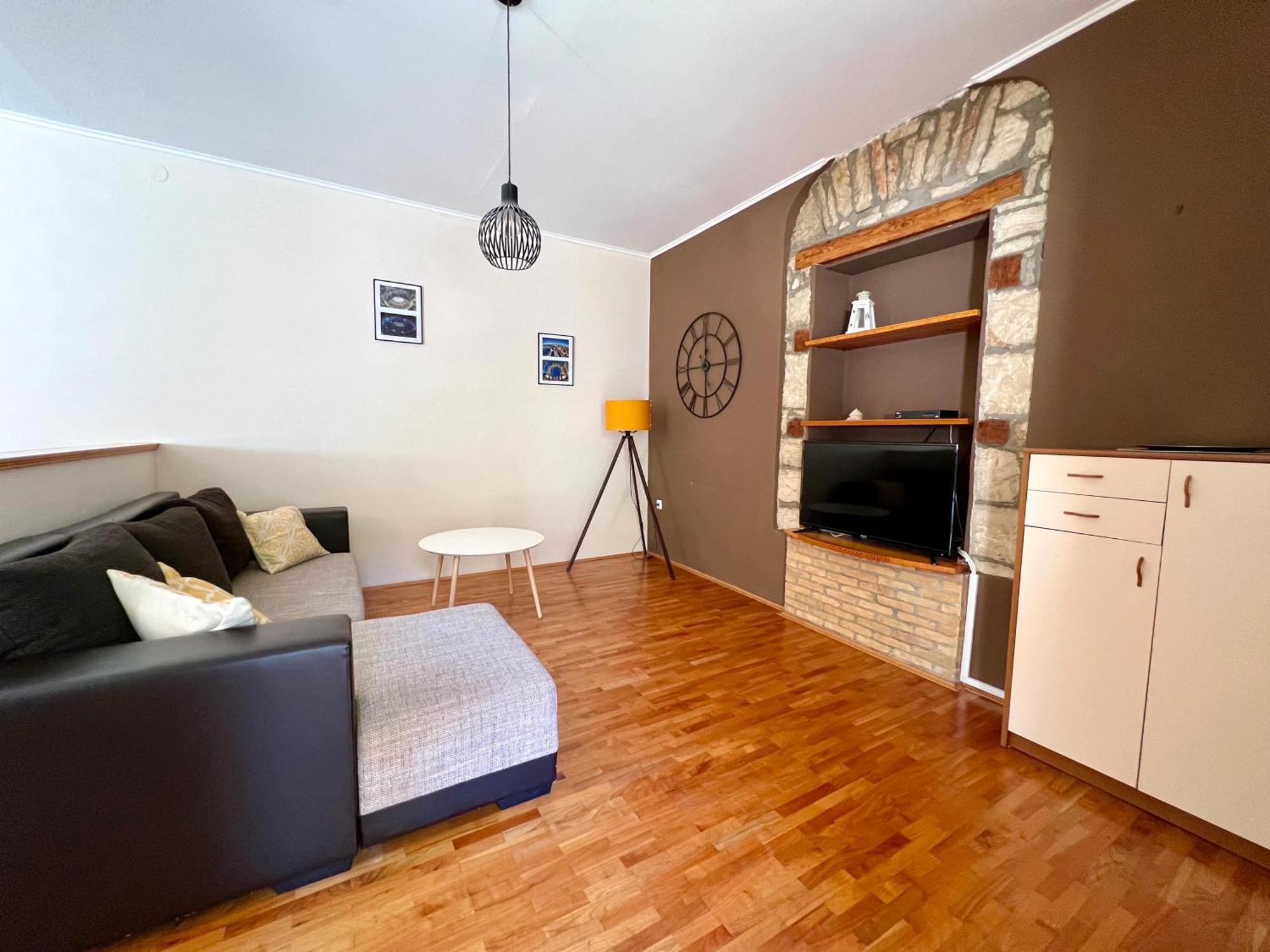 V&V Apartment พูลา ภายนอก รูปภาพ