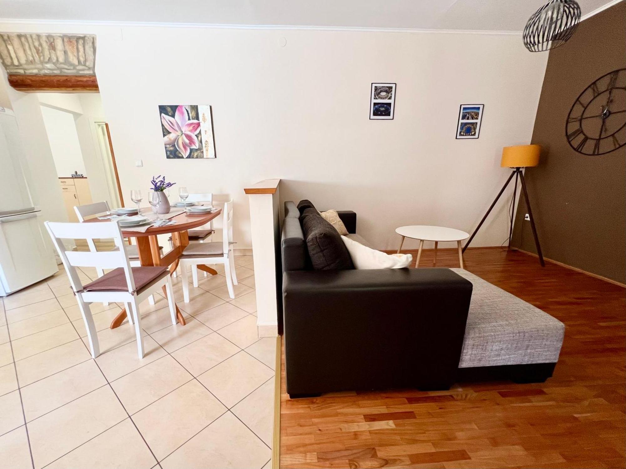 V&V Apartment พูลา ภายนอก รูปภาพ